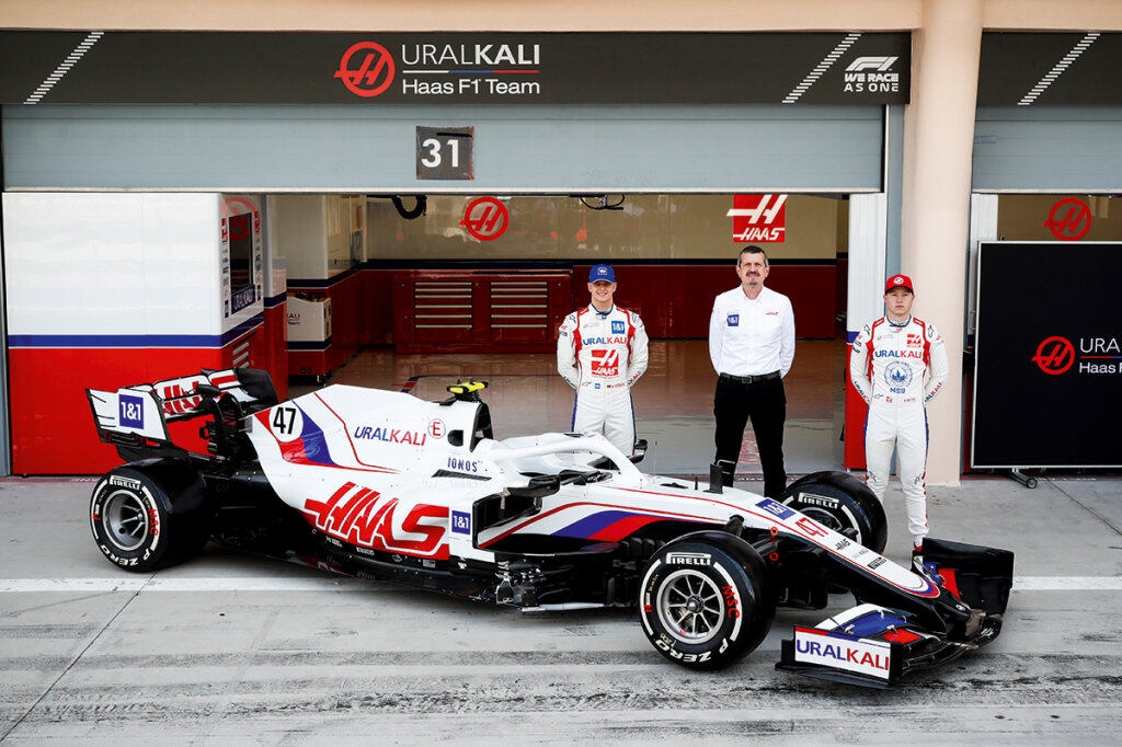 Neuer Fahrer, neue Sponsoren: Haas-Teamchef Günther Steiner (Mitte) mit Mick Schuhmacher (links) und Nikita Masepin. Foto: Sam Bloxham
