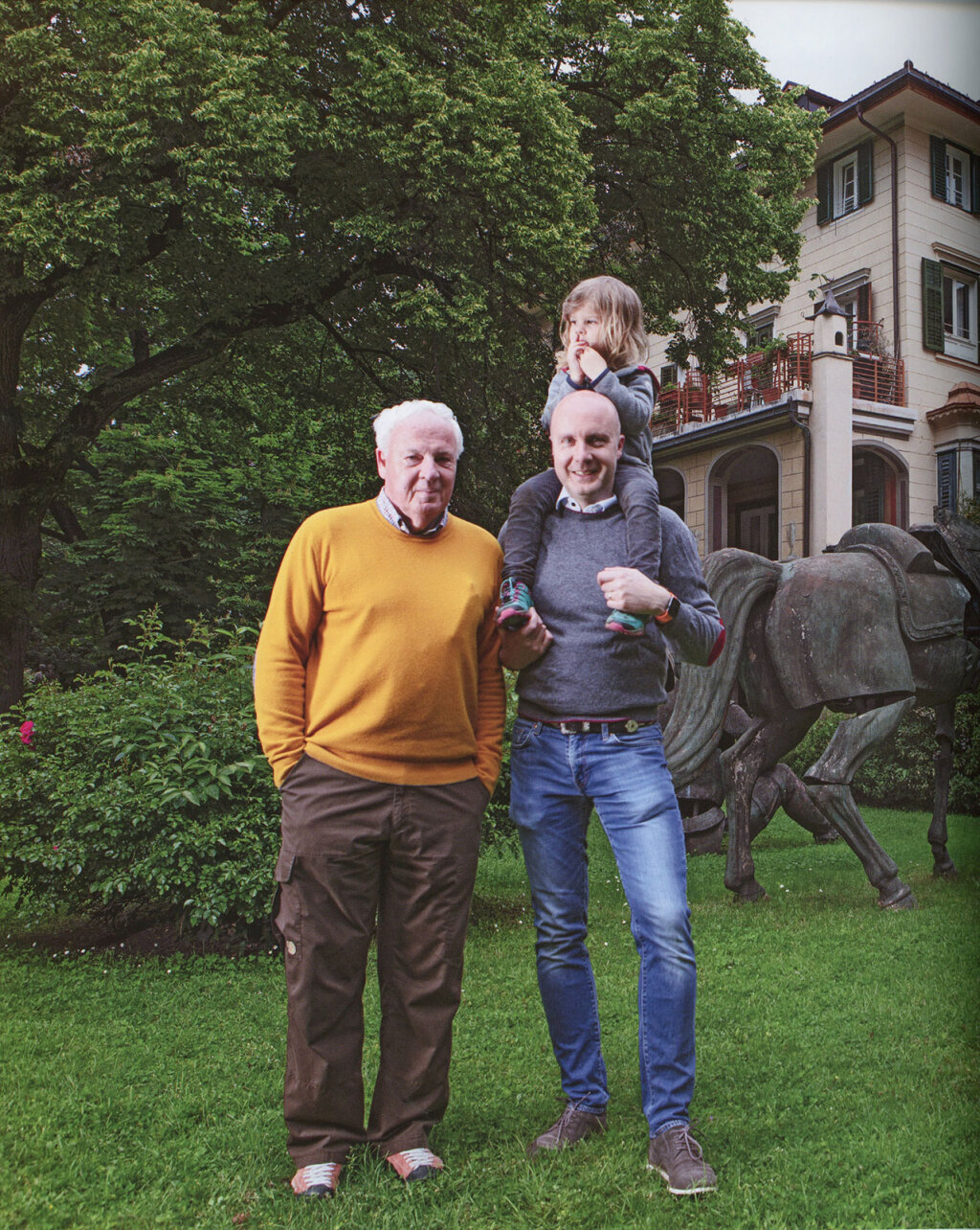 Drei Generationen Toggenburg: Ulrich, Sohn Eberhard und Enkelin Eleonora, fotografiert im gleichnamigen Bozner Palais. Foto: Foto aus Buch: „Wein, Schlösser, Grafen