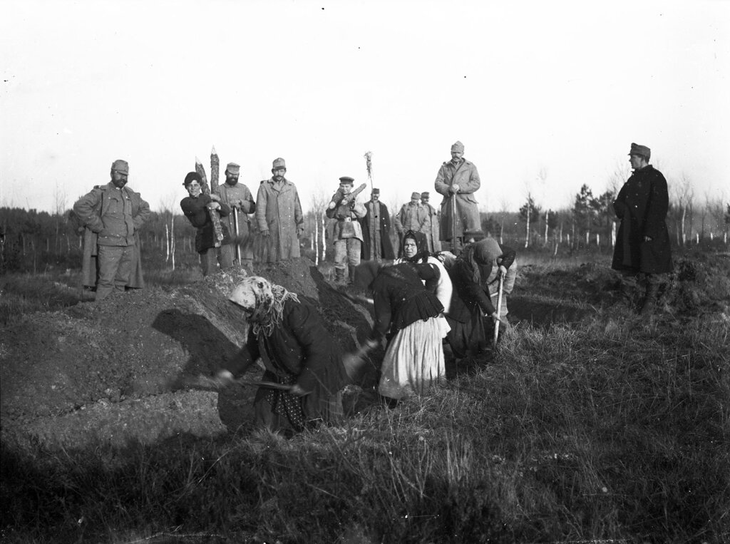 Erster Weltkrieg in der Ukraine: Ausheben von Schützengräben. Foto: TAP/Sammlung Martin Dobernik