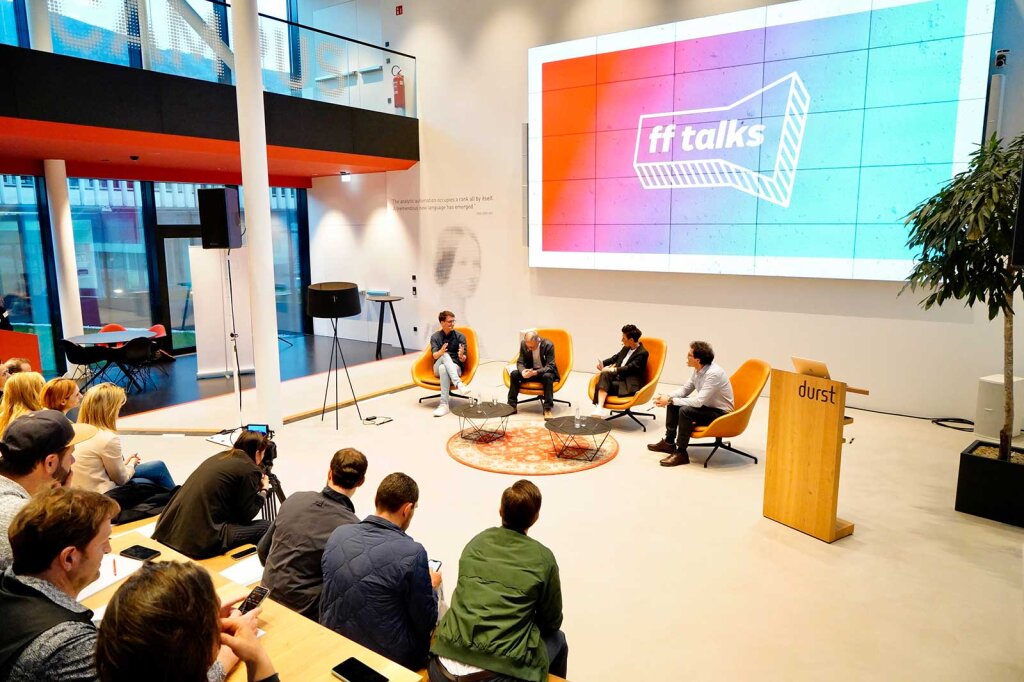 KI-basierte Programme fordern Schule und Arbeitswelt gleichermaßen. Entsprechend groß war das Interesse an den ersten ff-Talks 2023 im Unternehmen Durst in Brixen. Foto: Matteo Groppo