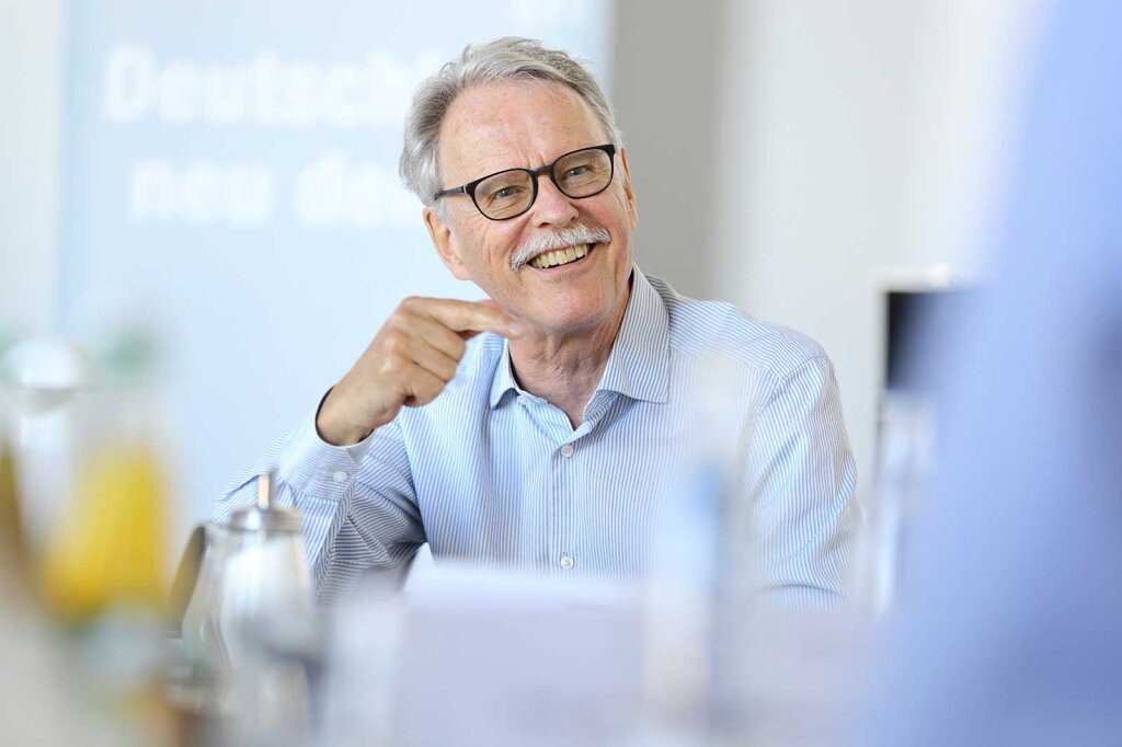 Bruno S. Frey ist politischer Ökonom und Direktor des Center for Research in Economics, Management and the arts in Basel. Der Wirtschaftsprofessor im Ruhestand gehört zu den Pionieren der Glücksforschung. Foto: Roman-Herzog-Institut