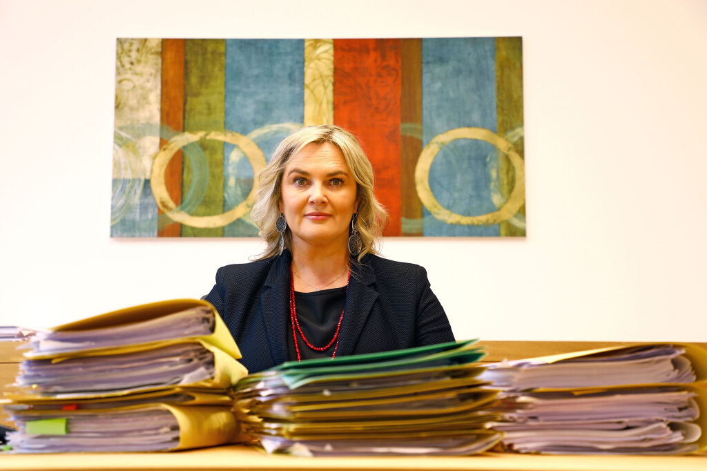 Renate Gebhard ist Rechtsanwältin, Politikerin und Mutter eines Sohnes. Sie hat die sogenannte Ochsentour durch die Partei absolviert: Ortsausschuss, Gemeinderat, SVP-Frauen, seit 2013 ist sie Kammerabgeordnete in Rom, seit 2014 Vorsitzende der SVP-Frauen. Heute sagt sie: „Ich bin zäher geworden. Hartnäckiger.“ Foto: Alexander Alber