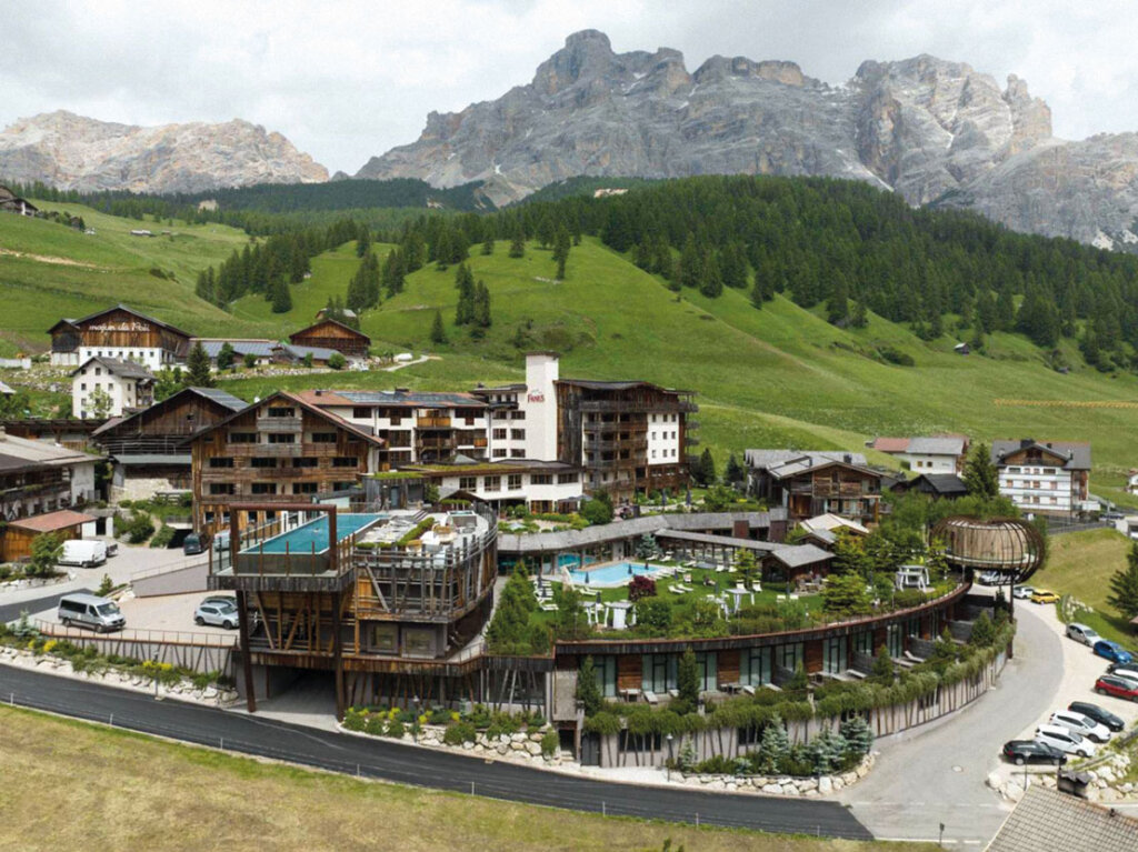 Das Hotel Fanes in St. Kassian, ein Fünf-Sterne-Haus, will expandieren – aber wie? Entweder es bekommt die nachgemeldeten Betten vom Landesamt für Tourismus bestätigt oder es baut, wie geplant, aus. Oder beides? „Es ist kompliziert“, sagt der Bürgermeister. Foto: Archiv
