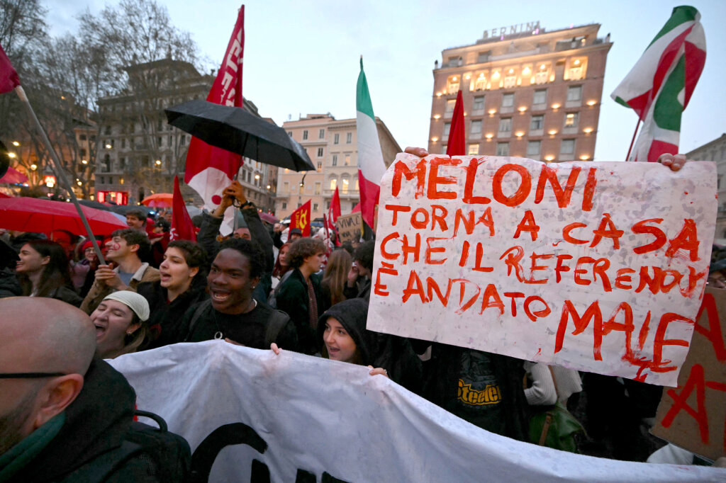 „Meloni, geh nach Hause, das Referendum ist schiefgelaufen!“ Befürworter des „Nein“ beim Verfassungsreferendum zur Justizreform feierten ihren Sieg auf der Piazza Baberini in Rom. Es ist eine harte Niederlage für die Ministerpräsidentin. Foto: Andreas Solaro/AFP