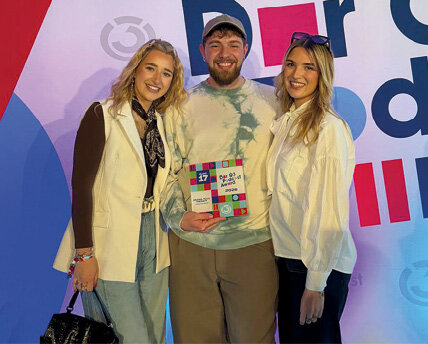 2. Unsere Redakteurin Julia Staffler (rechts) war vergangene Woche beim Ö3-Podcast-Award 2026 in Wien zu Gast. Gemeinsam mit Victoria Plank und Simon Öhler belegten die drei mit ihrem Podcast „Drama Tea & Therapy“ den 17. Platz unter mehr als 1.300 nominierten Podcasts aus ganz Österreich. Wir gratulieren. Foto: Privat