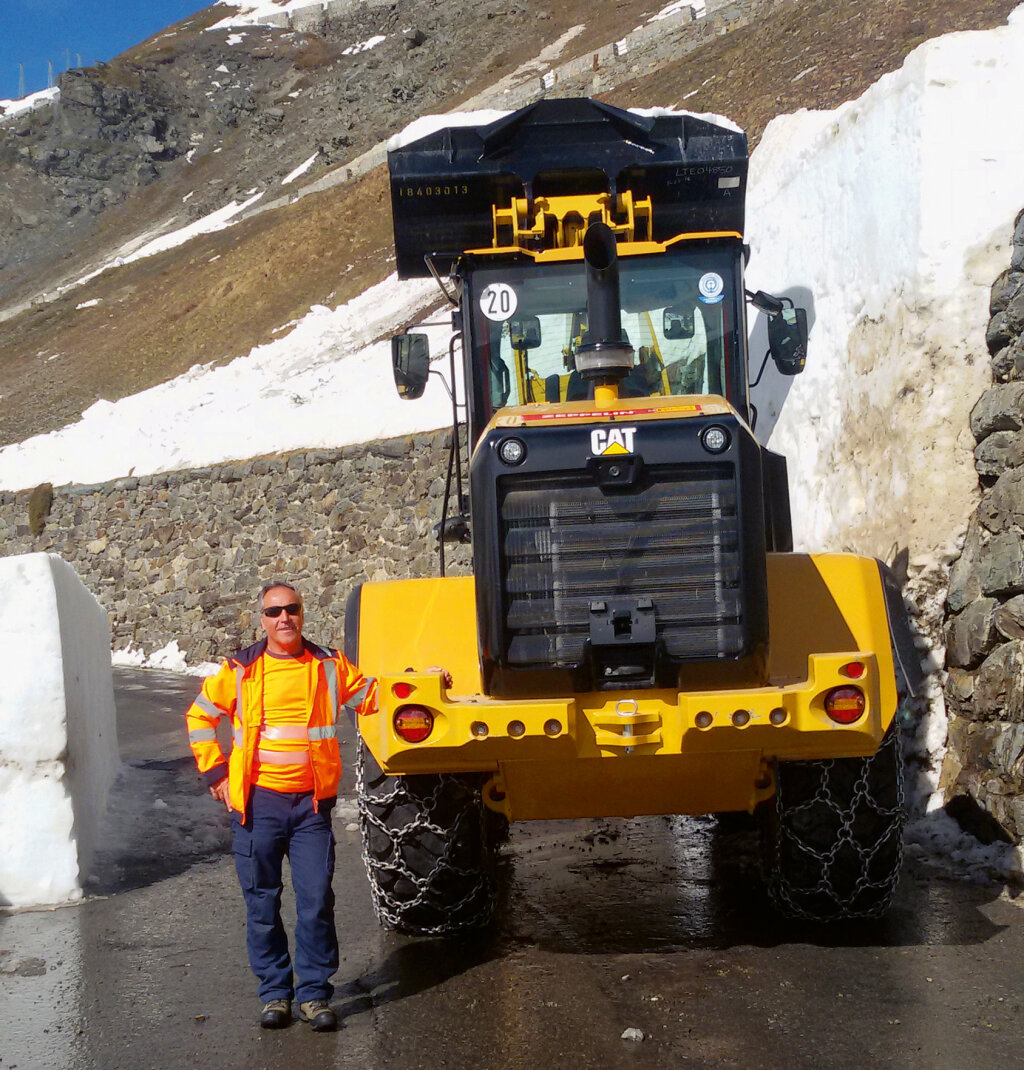 Straßenarbeiter Benedikt Patscheider vor seinem Unimog: Ist oft in der Nacht unterwegs und muss manchmal auswärts übernachten, wenn der Schnee ihm den Weg nach Langtaufers versperrt. Foto: Annalena Alber und Jonas Bauer