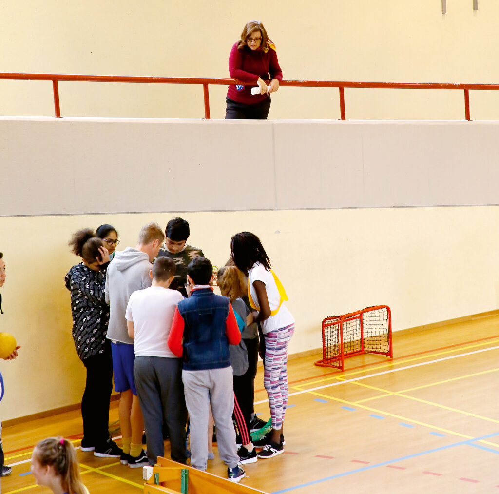 „An Südtirols Schulen findet kein Kulturkampf statt – noch nicht“: Direktorin Heidi Niederkofler bei einem Lokalaugenschein in der Turnhalle. Foto: Alexander Alber
