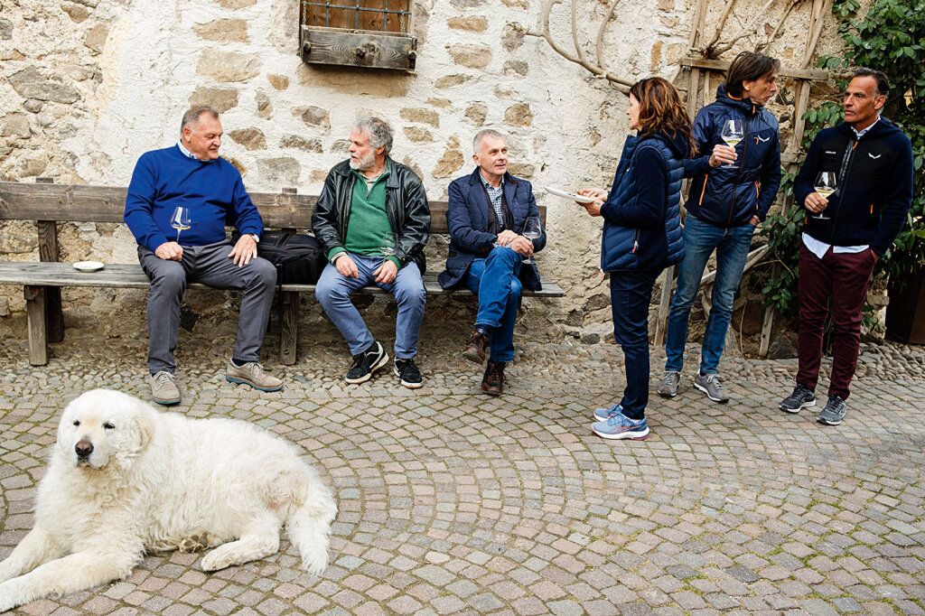 Ein seltener Blick hinter die Kulissen der ff-Extrawurst: Für diese ff-Ausgabe hat der „extrawolf“ über die Salurner Etappe der „Monslive“-Tournee von Chris Oberhammer & Gianni Poli geschrieben – nämlich beim Weingut Haderburg. Im Bild unter anderem: Luis Ochsenreiter, Lorenz Martini (Sektkellerei Comitissa), Anita Mancini, Giani Poli – und im Vordergrund der „Hausmannhof“-Chefhund. Foto: Ludwig Thalheimer