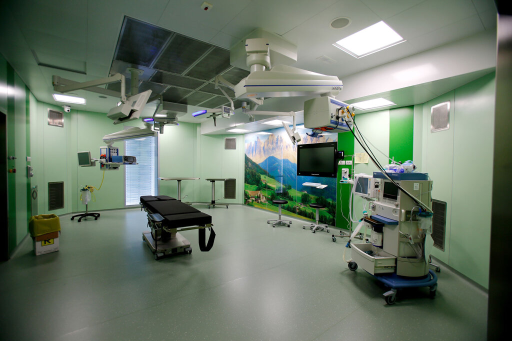 Können’s die Privaten besser? Blick in den OP-Saal der Brixsana-Klinik, gelegen im Gewerbegebiet von Brixen. Foto: Alexander Alber