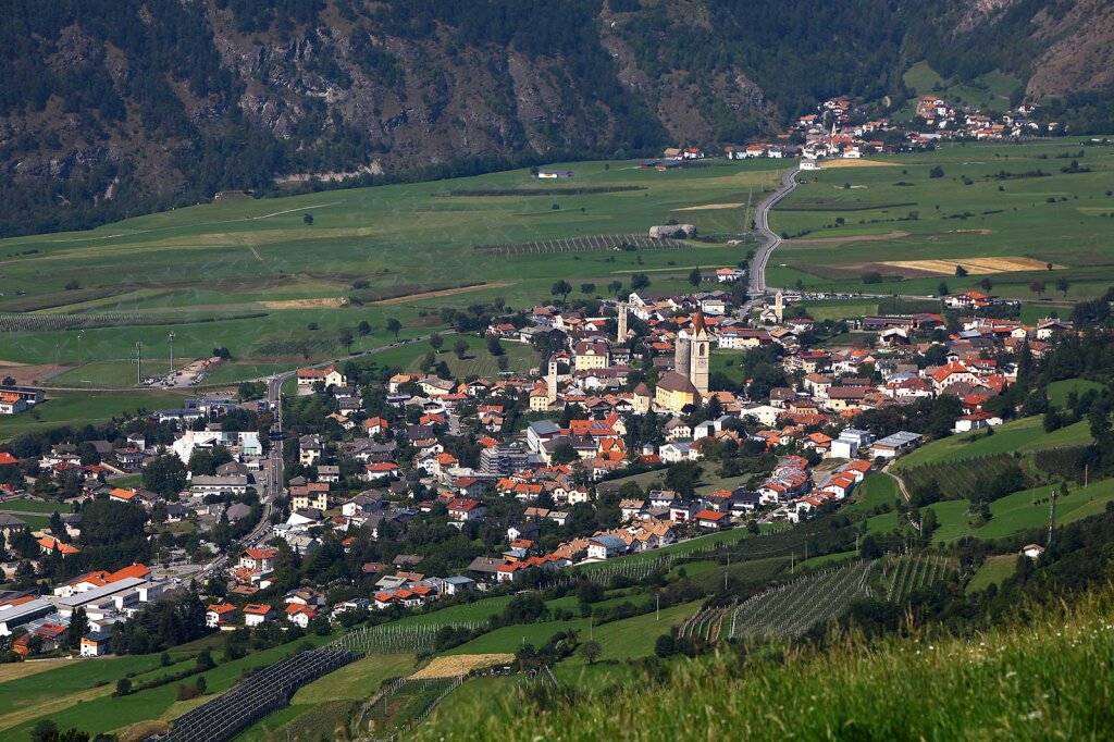 Das „gallische Dorf“ im Obervinschgau: Heute erinnert in Mals wenig an den Aufruhr von vor zehn Jahren. Der Vormarsch der Äpfel hat allerdings auch aufgehört. Foto: Alexander Alber