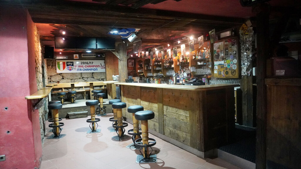 Der „Bunker Pub“ in Klobenstein ist für viele Rittner ein wichtiger Treffpunkt: Aber auch im restlichen Land kennt man das Lokal. Foto: Friedrich Hainz