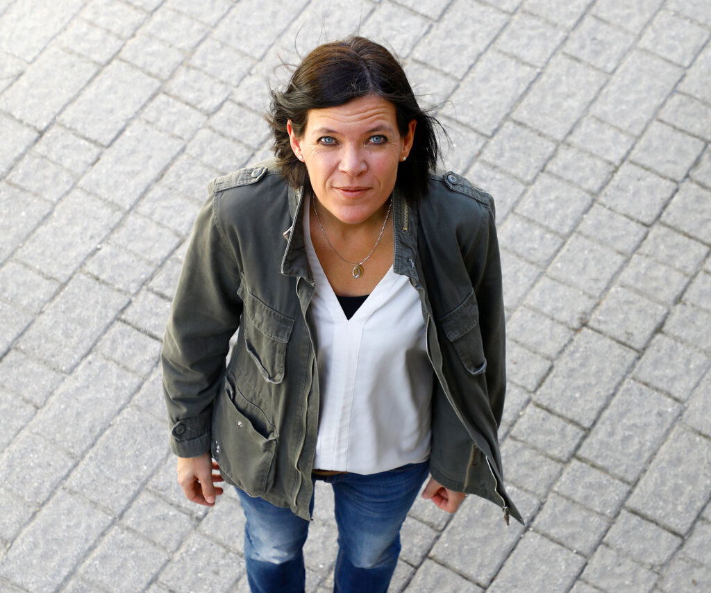 Wir wissen alle nicht, was kommt. Das Leben ist nicht planbar. Es geht um das Leben hier und jetzt. Helga Seebacher versucht heute, nach mehreren Schicksalsschlägen, danach zu leben. Sie begleitet Frauen mit ähnlichen Schicksalen durch ihre Trauer und hilft ihnen, den „Schatz“ zu finden, der sich hinter all dem Schmerz versteckt. „Die Trauer“, sagt sie, „lässt sich nicht verdrängen. Sie muss raus.“ Foto: Alexander Alber