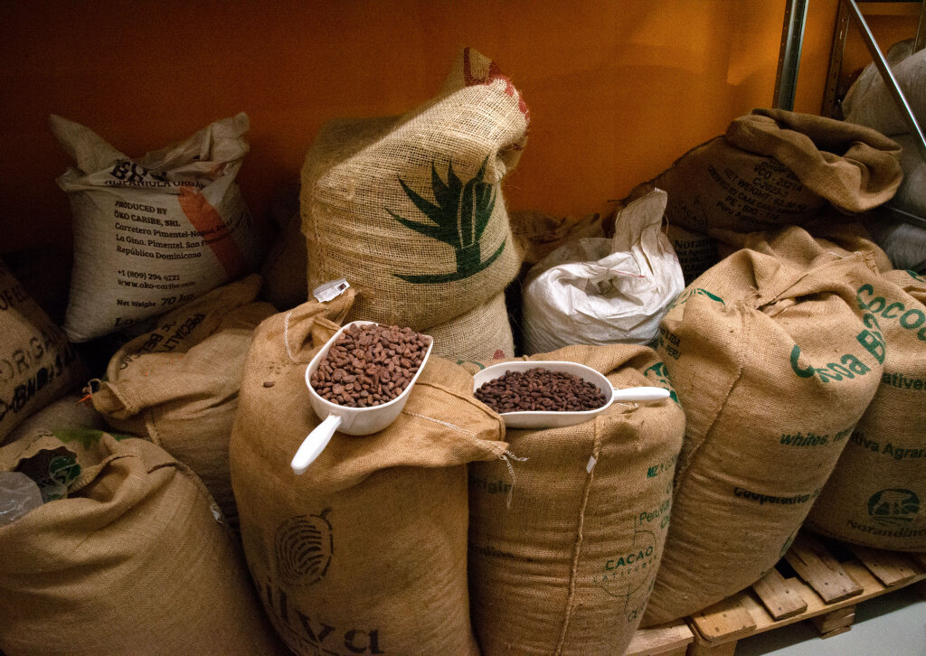 Für die Schokalade von „Karuna“ werden die Bohnen direkt bei den Bauern eingekauft: Um mit der Produktion zu beginnen, hat es „Mut und Naivität“ gebraucht. Foto: Michael Spitaler