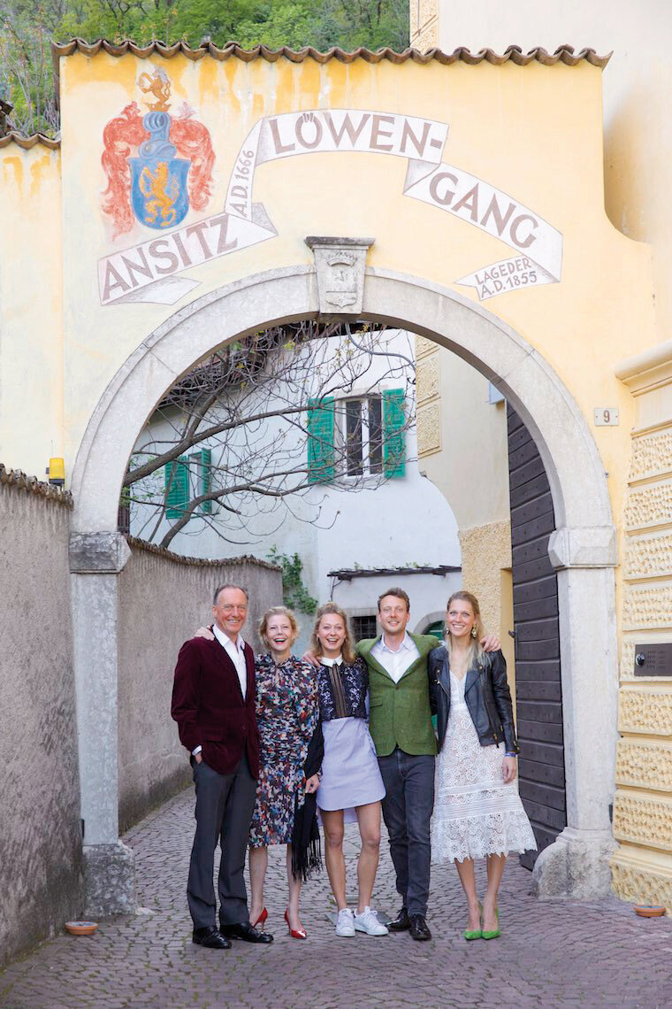 Familie Lageder vor dem Ansitz Tòr Löwengang: Sohn Alois Clemens ist seit Anfang 2015 fest im Betrieb und wird der Summa den Weg in die Zukunft bereiten. Foto: John McDermott