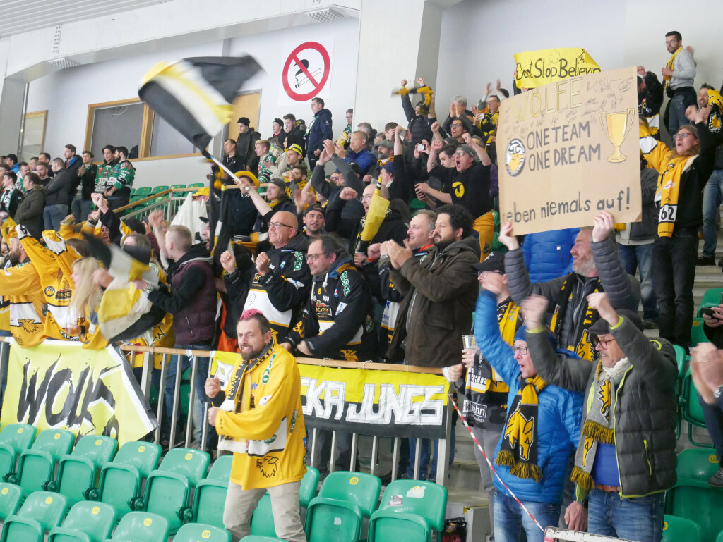 „Die Hoffnung nicht aufgeben“: Fans des HC Pustertal in der Hala Tivoli in Ljubljana. Das Schild wurde von Mittelschülern nach der 0:1-Heimniederlage gegen Jesenice gemalt und von allen Spielern unterschrieben. Foto: Mic
