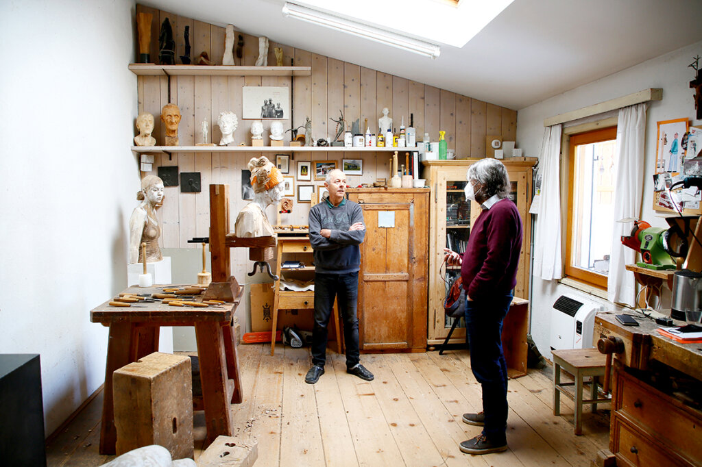 Werkstatt-Gespräch: Georg Mair hat den Bildhauer Bruno Walpoth in St. Ulrich besucht. „Ich bin“, sagt der Grödner, „privilegiert. Die Freiheit, die ich habe, ist unbezahlbar.“ Foto: Alexander Alber
