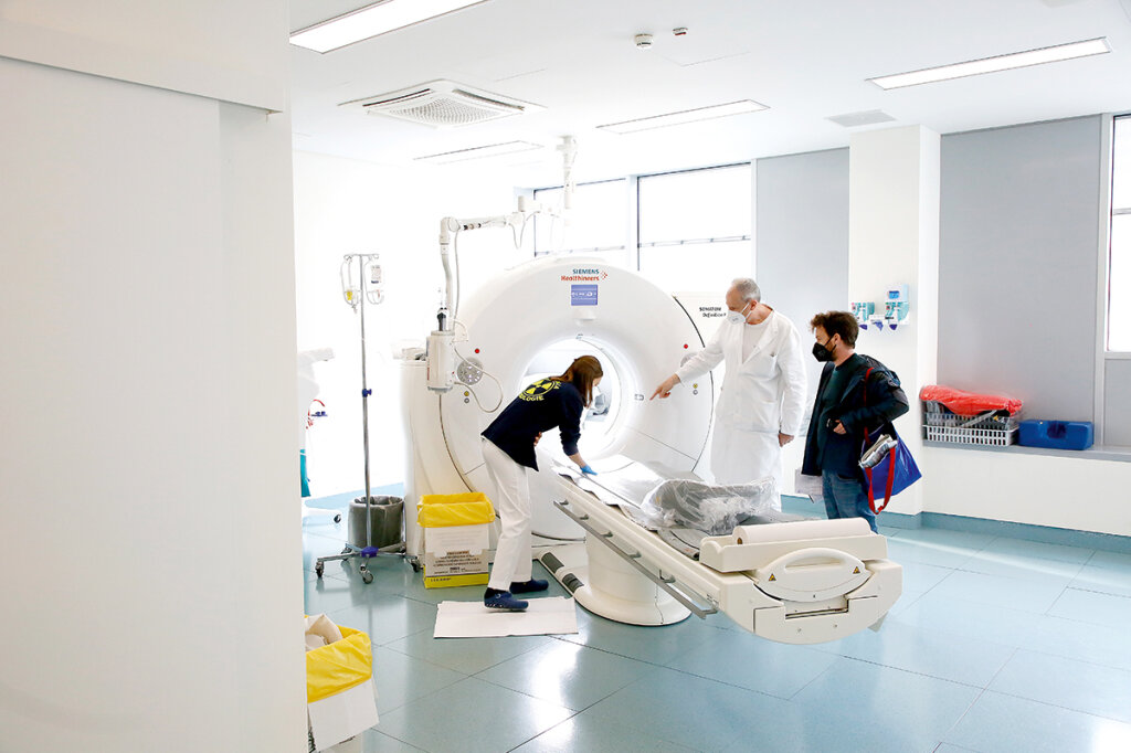 Krankenhaus-Gespräch: Andrej Werth auf Lokalaugenschein in der Nuklearmedizin und auf der Röntgendiagnostik im Krankenhaus Bozen. „Es fehlt an Personal“, sagt Irene Rigott, die Leiterin des Studiengangs medizinische Röntgentechnik an der Claudiana. Foto: Alexander Alber