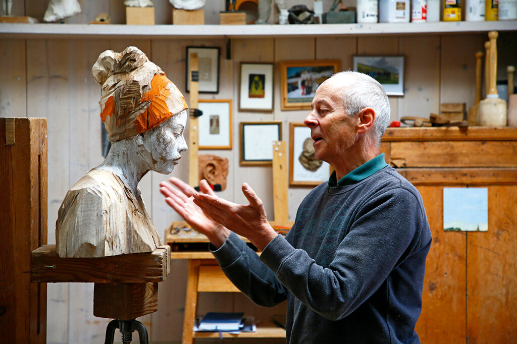 „Ich bin ein Perfektionist, ich muss mich fast zwingen, mit der Arbeit an einer Skulptur aufzuhören.“ Der Bildhauer Bruno Walpoth im Dialog mit seiner neuesten Arbeit. Foto: Alexander Alber