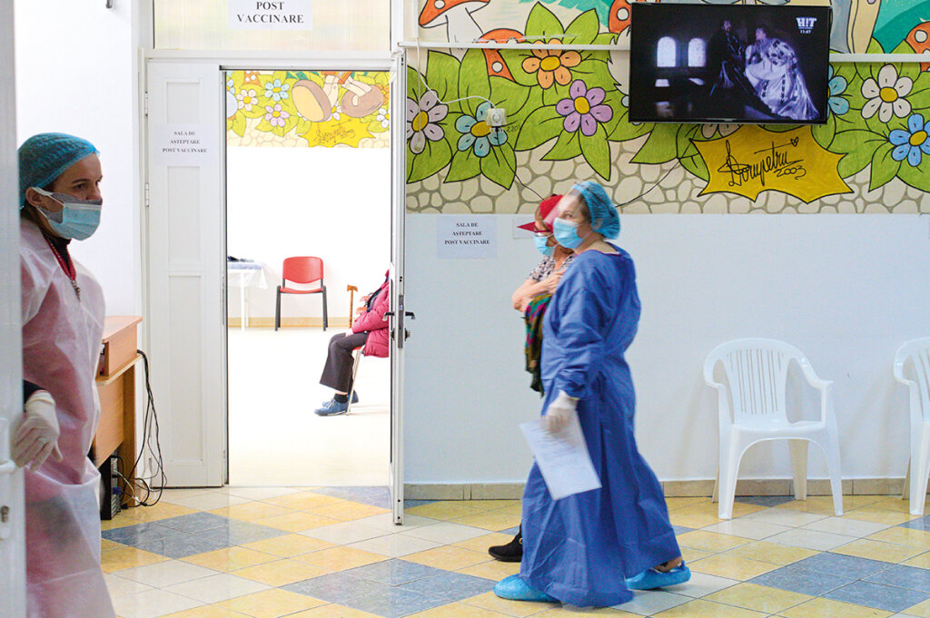 Tagesstätte für Kinder mit Behinderungen im zweiten Distrikt von Bukarest: Während der Pandemie wurde sie geschlossen; jetzt dient sie als Impfzentrum. Wer hier auf seinen Impftermin wartet, dem lächeln von den Wänden aufgemalte Hasen und Zwerge zu. Foto: Marine Leduc