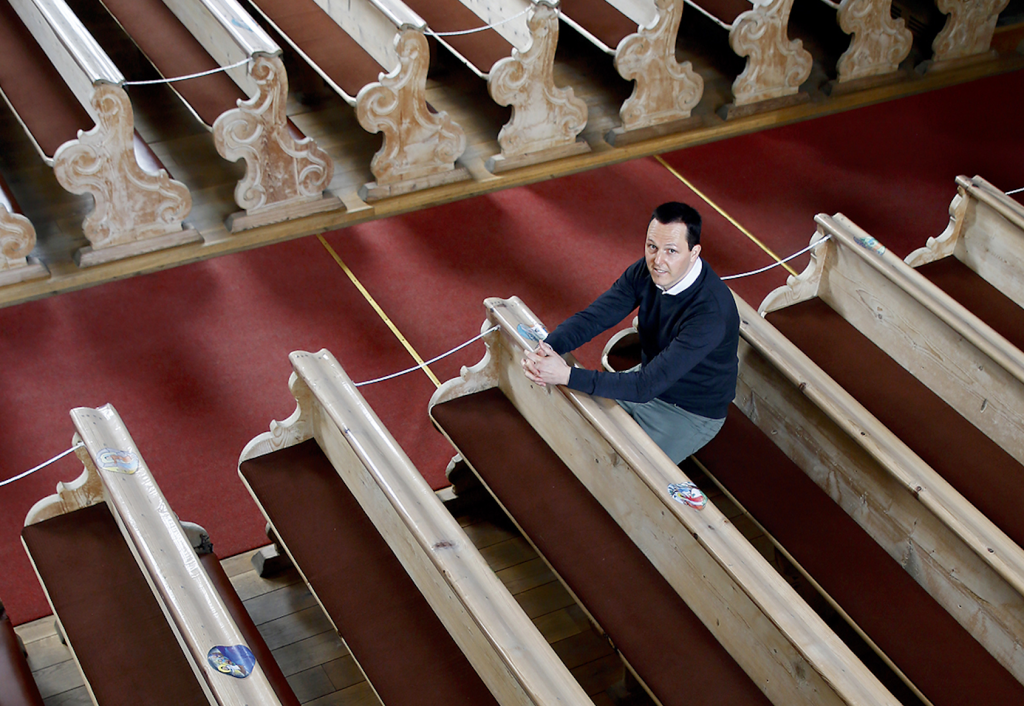 In Afrika zum ersten Mal seit zehn Jahren in die Kirche gegangen: Stefano Trevisan an diesem Montagvormittag in der Kirche von St. Vigil. Foto: Alexander Alber