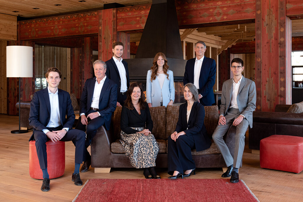 Die G6 und die G7, die sechste und die siebte Generation im Adler in St. Ulrich, 210 Jahre Geschichte im Rücken (von links): Lukas, Andreas und Moritz Sanoner, Verena Holzknecht (die Frau von Andreas Sanoner); Franziska Sanoner, Karin Mahlknecht (Frau von Klaus Sanoner, der hinter ihr steht) und Maximilian Sanoner. Foto: Arik Oberrauch/Hotel Adler