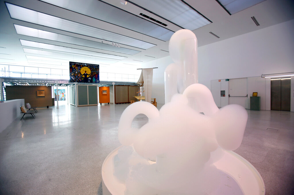 Für die Ausstellung von David Medalla hat der Bühnenbildner Michael Kleine eine eigene Architektur erfunden: Im Vordergrund eine Skulptur. „Cloud Canyons“, aus Schaum, duftend und vergänglich. Foto: Alexander Alber
