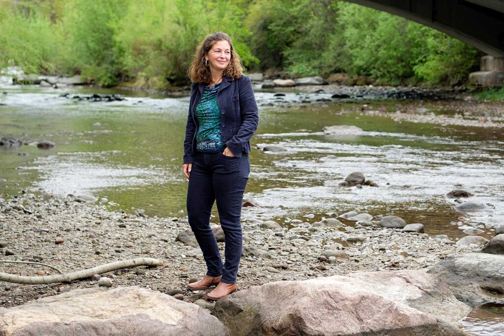 „Wir Forscher schauen, wer da ist und wer nicht“: Roberta Bottarin sucht mit ihrem Team in den Bächen und Flüssen des Landes nach Kleinlebewesen. Hier in der Talfer. Foto: Ludwig Thalheimer