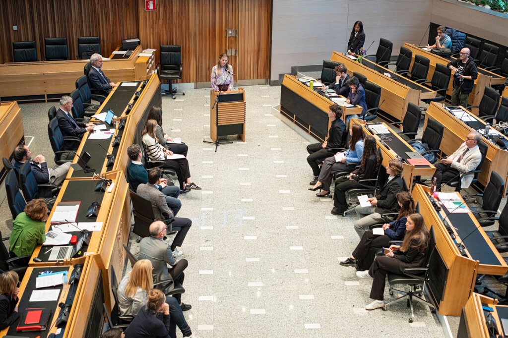 Eine Vertretung des Jugendparlaments zur Alpenkonvention (1. Reihe, rechts sitzend) stellte im Landtag den Abgeordneten Lösungsansätze für spezifische Probleme der Alpenländer vor. Foto: Alexander Alber