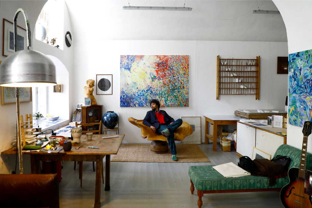 Der Künstlerbund hat neue Räume bezogen und schafft Platz für Ateliers, in die sich Kunstschaffende günstig einmieten können: Seit März arbeiten Laura Pan und Arian Trettel dort, wo einmal die Galerie Prisma war. Foto: Alexander Alber