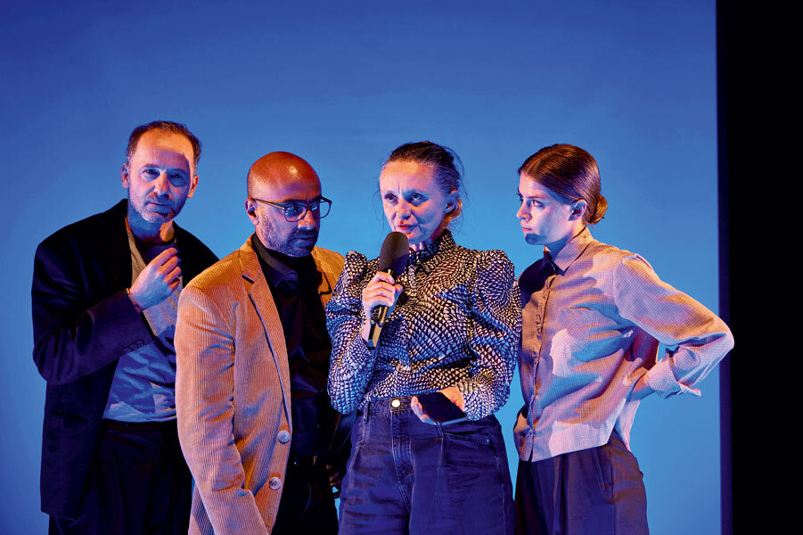Spielen das Dossier-Team: Christoph Schüchner, Murali Perumal, Gerti Drassl und Lavinia Nowak (von links). Foto: Marcel Urlaub