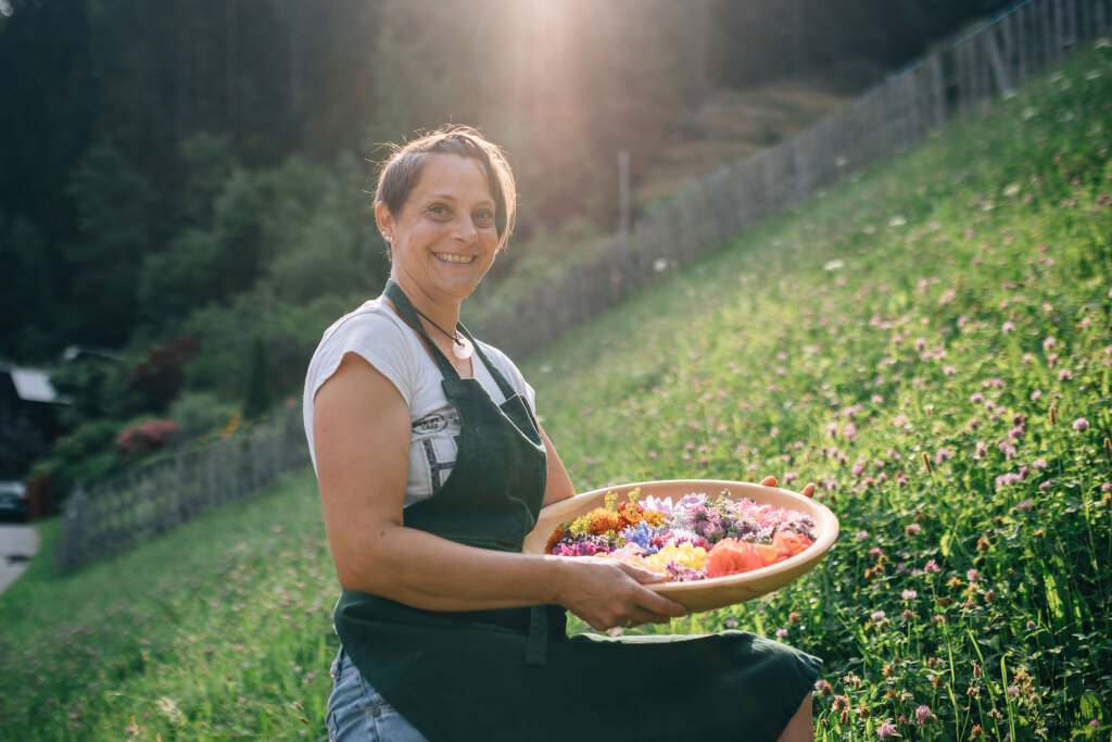 Rosi Mangger Walder lebt auf dem Fronigerhof in St. Leonhard in Passeier. Die sommerliche Blüte ist die Ernte für ihren ganzjährigen Fleiß im Garten. Foto: Armin Huber