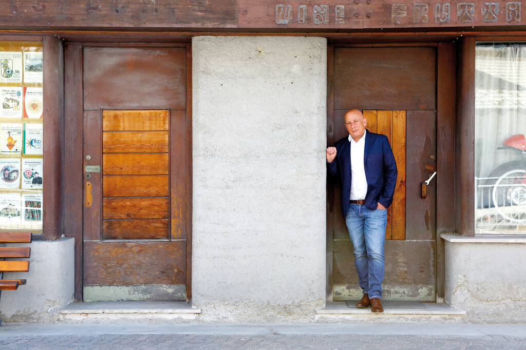 „Ich bin ein Kämpfertyp. Aber auch ein Mensch, mit dem ganz fein umzugehen ist“: Franz Kompatscher, 62, ist seit 2009 Bürgermeister der Gemeinde Brenner. Er unterrichtet an der Wirtschaftsfachoberschule in Sterzing. Foto: Alexander Alber