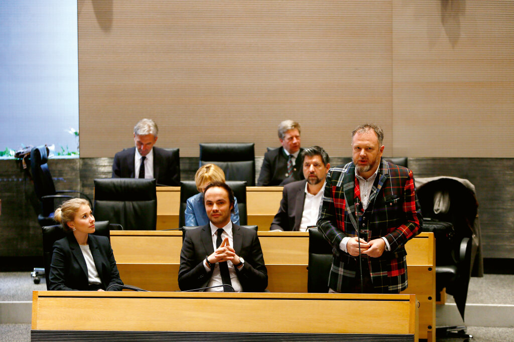 „In der SVP hat es immer schon viele Seelen gegeben“: SVP-Fraktionssprecher Gert Lanz (rechts) mit Parteifreunden im Südtiroler Landtag. Foto: Alexander Alber