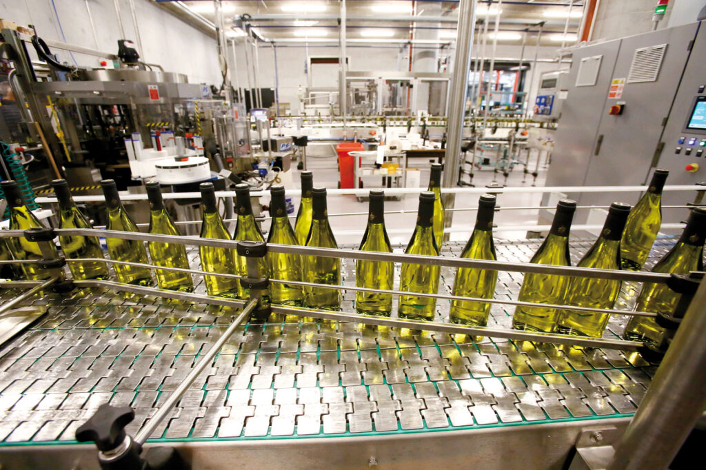 Was tun die Kellereien, wenn der Keller voll ist und im Herbst schon die neue Ernte eingefahren wird (im Bild die Weinabfüllung? Produktion um gut 30 Produzent drosseln, auch um den Preisverfall zu verhindern. Foto: Alexander Alber