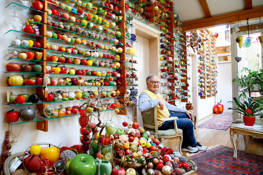 Kurt Werth hat in der ganzen Welt Äpfel aus Kunststoff, Glas oder Metall gesammelt: Jetzt stehen um die 3.300 Exemplare in seiner Wohnung – und im Guinnessbuch der Rekorde. Foto: Alexander Alber