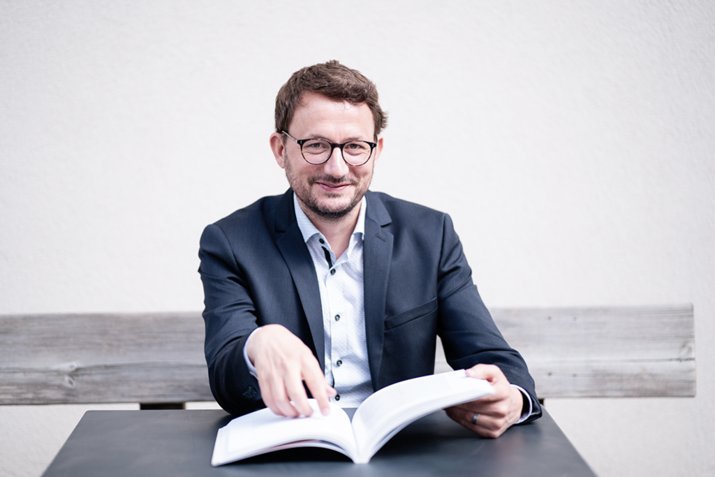 Andreas Oberhofer, Historiker, Jahrgang 1978, hat bereits seine Dissertation an der Universität Innsbruck zu Andreas Hofer verfasst („Weltbild eines ‚Helden‘“), danach erschien unter anderem eine Hofer-Biografie. Heute arbeitet er als Brunecker Stadtarchivar. Foto: Manuel Weger
