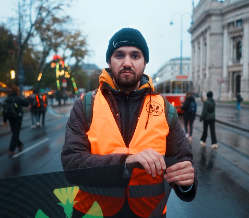 Jakob Dellago, 24, bei einer Protestaktion der Letzten Generation in Wien. Der Brixner hat sein Studium (Theater, Literatur, Filmwissenschaften an der Uni Wien) ausgesetzt, um für das Klima zu kämpfen. Nebenbei arbeitet er an eigenen Regiearbeiten in Film und Theater. Die Verwaltungsstrafen für ihre Straßenblockaden zahlt jede und jeder, wenn möglich, aus der eigenen Tasche. Ansonsten finanziert sich die Letzte Generation, der er angehört, über Spenden. Foto: Privat