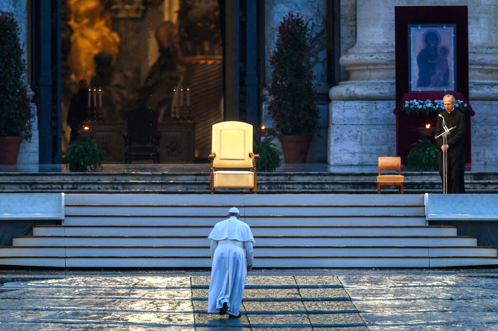 Papst Franziskus auf dem Weg zu seinem Stuhl: Einen Thron besteigen wollte er freilich nie. Foto: Vincenzo Pinto/AFP