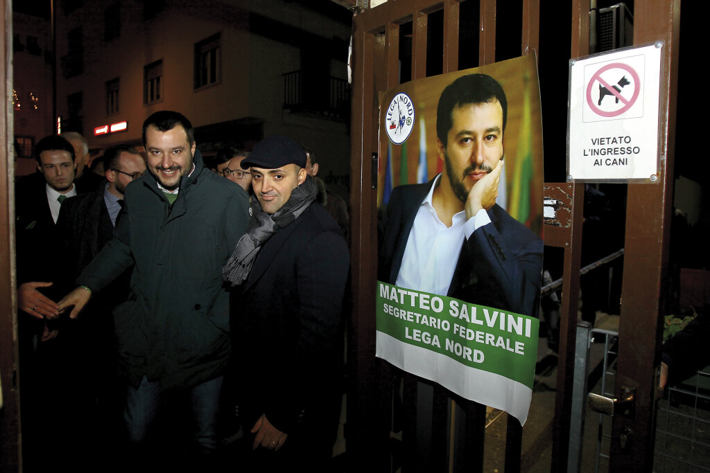 Ihr könnt mich mal“: Matteo Salvini (hier im Bild bei einem Auftritt in Bozen) hat am Sonntag die Regionalratswahl in Friaul-Julisch-Venetien gewonnen – und fühlt sich stark genug für Neuwahlen. Foto: Alexander Alber