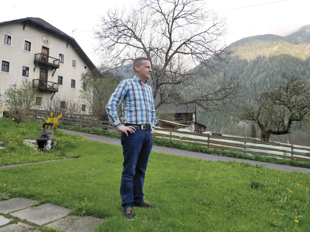 Eine Art Verschnitt aus Franz Pahl und Sven Knoll: Matthias Hofer von der Südtiroler Freiheit beim Termin mit ff vor passender Kulisse in Antholz-Niedertal. Foto: Mic