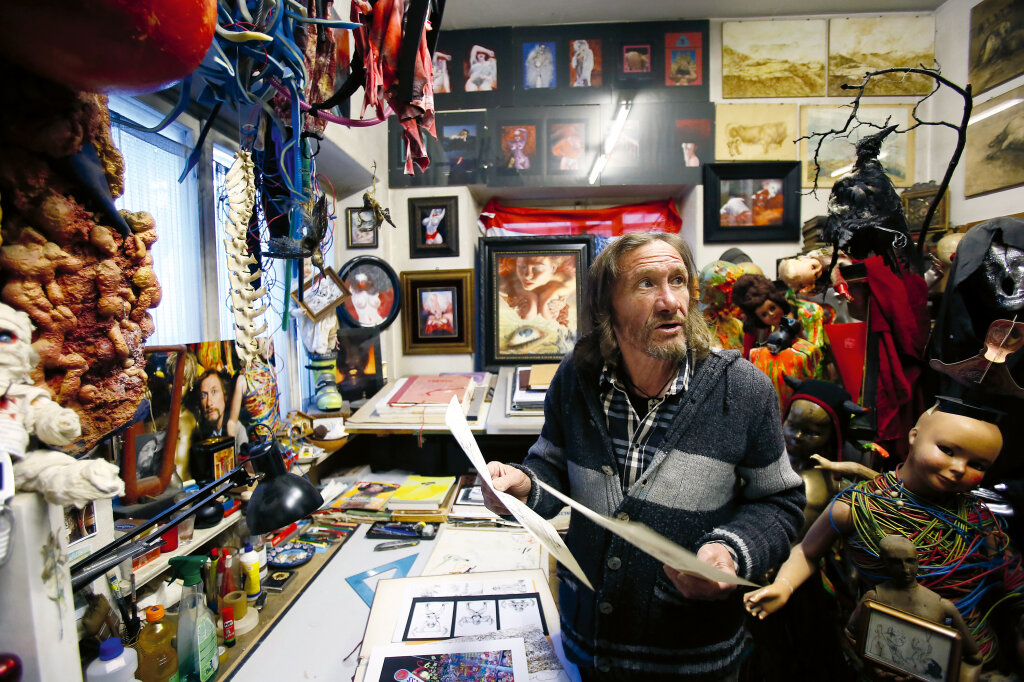 Rebell und Einsiedler: Egon Rusina in seinem Haus in St. Ulrich. Foto: Alexander Alber