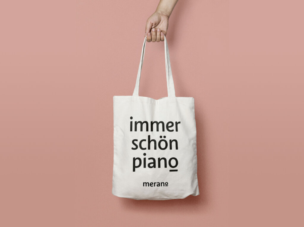 Immer schön piano in Merano: Ein Beispiel, wie das neue Meran-Logo verwendet werden darf – aber hätte das wirklich keine Südtiroler Agentur hingekriegt? Foto: Marke Meran Brand Manual