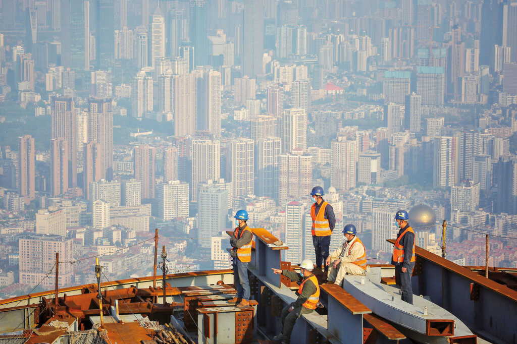 Bauarbeiter mit Mundschutz in Wuhan, der Hauptstadt der chinesischen Provinz Hubei: Ist die chinesische Diktatur den liberalen Demokratien überlegen? Foto: APA/AFP/STR