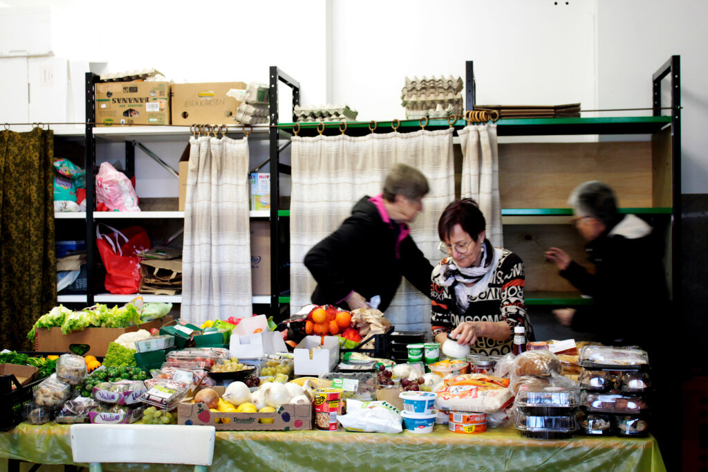 Freiwillige richten die Lebensmittel für die Bedürftigen her: Gemüse, Obst, Nudeln, Konserven oder auch Milchprodukte. Foto: Ariadne Simmerle und Ella Doldi