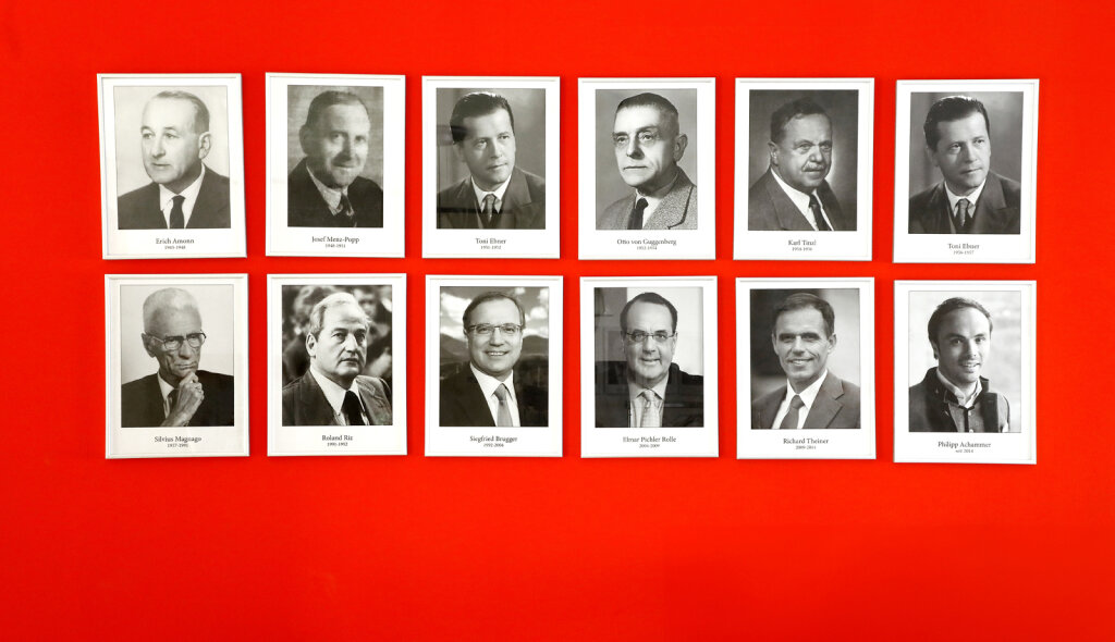 Die SVP-Ahnengalerie im Foyer der Parteizentrale: Erich Amonn war 1945 Mitbegründer der SVP und dann ihr erster Parteiobmann. Am längsten in diesem Amt – 34 Jahre – hielt sich Silvius Magnago, am zweitlängsten Siegfried Brugger mit 12 Jahren. Anfang dieses Jahres kündigte Philipp Achammer an, nach 10 Jahren Obmannschaft nicht mehr zur Wiederwahl anzutreten. Foto: Alexander Alber