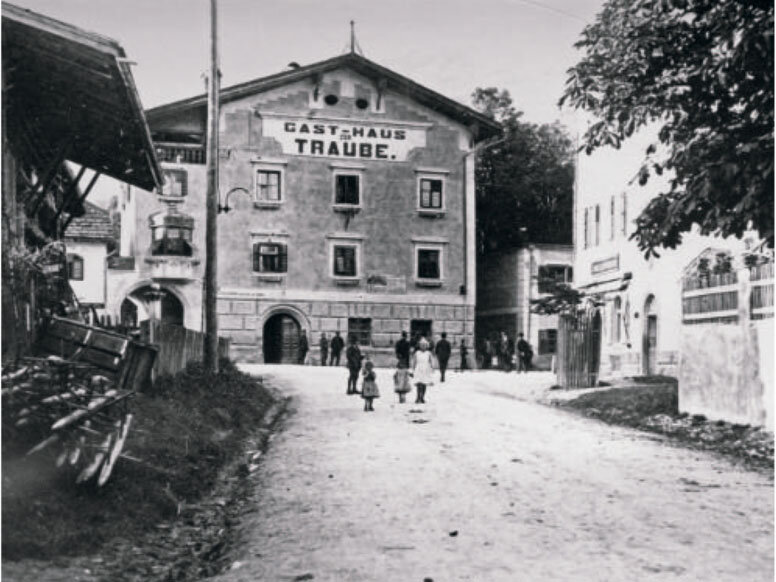 Die Traube in Telfs im Tiroler Oberland: Hier fand die Gründung der Sozialdemokratie in Tirol statt, die Arbeiterbäckerei war eine der Organisationen der Arbeiterbewegung in Tirol. Foto: Broschüre „Am Beginn. 150 Jahre.“