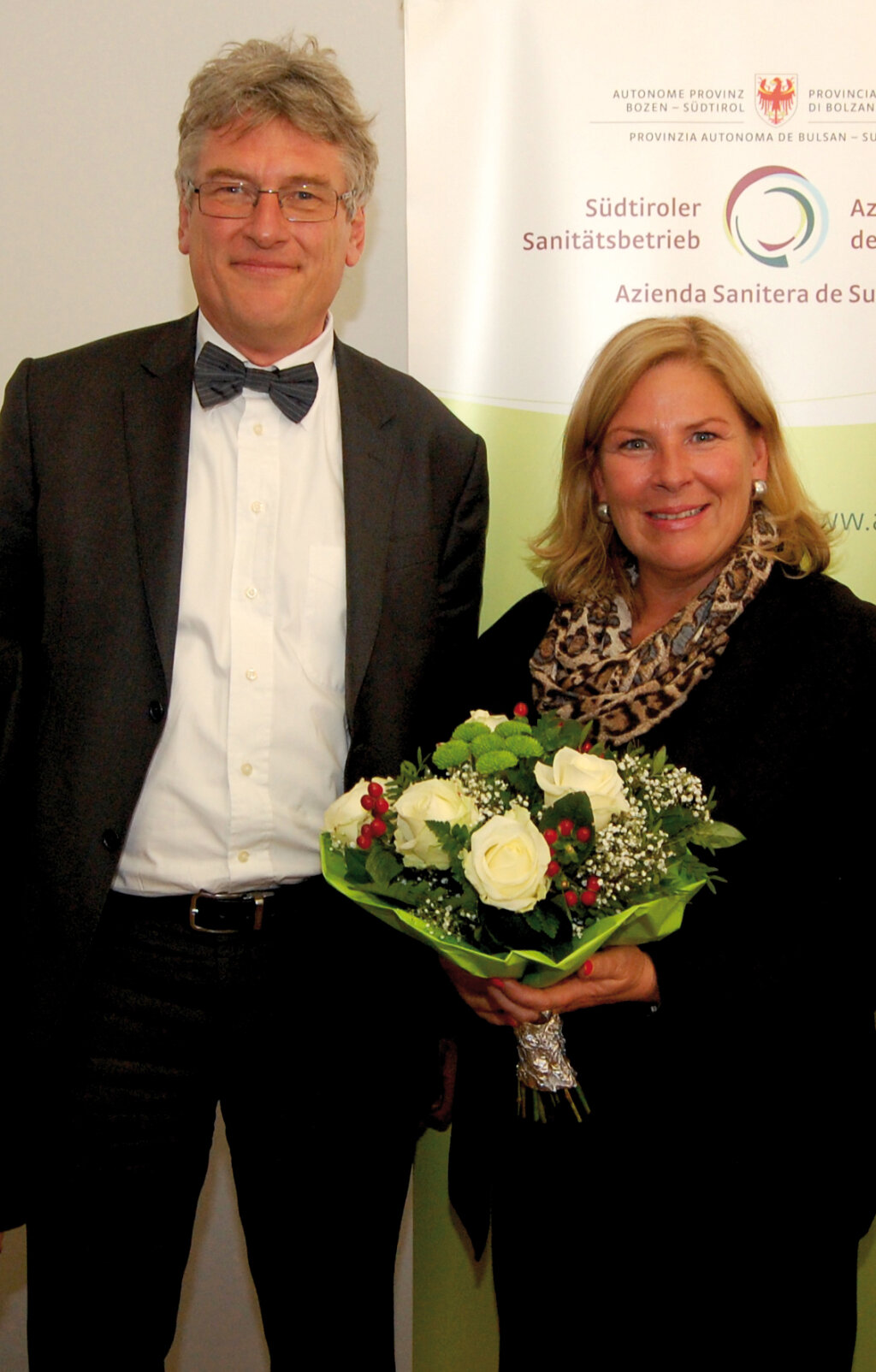 Blumen für die Ministerin: Thomas Schael und Andrea Kdolsky. Foto: Südtiroler Sanitätsbetrieb