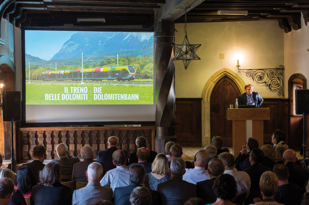 1,6 Milliarden Euro Baukosten, 7,5 Millionen Fahrgäste, 22 Millionen Euro Betriebskosten und bis zu 24 Millionen Euro Einnahmen im Jahr: Helmuth Moroder präsentierte optimistische Rechnungen. Foto: Othmar Seehauser