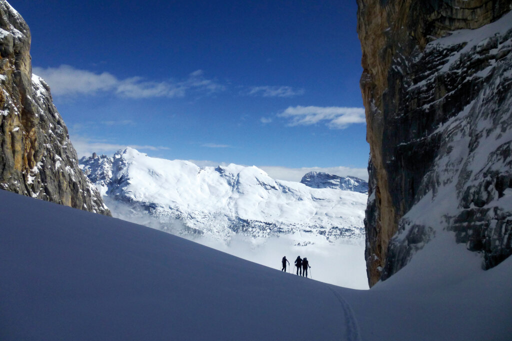 Eine von Hanspeter Eisendle geführte Skitourengruppe in den heimischen Bergen. „Unser Job als Bergführer ist es aber, Abenteuer zu verhindern, nicht Abenteuer anzubieten“, sagt Bergführer Eisendle. Dass das nicht immer gelingt, zeigt die jüngste Tragödie im Wallis. Foto: Privatarchiv Eisendle