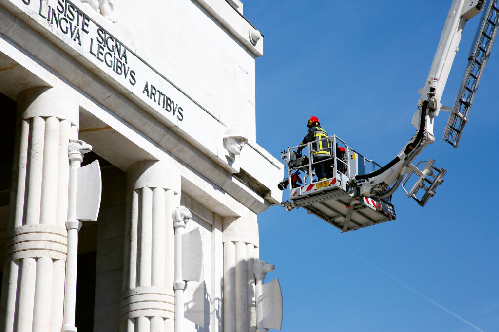 Drehleiter der Berufsfeuerwehr Bozen: Sie ermöglichte es den Technikern, die Schadensstelle am Siegesdenkmal genauer zu begutachten. Foto: Alexander Alber